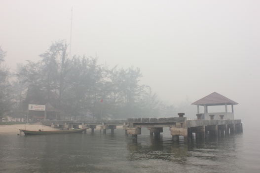 Dermaga Tanjung Keluang, diselimuti kabut asap tebal